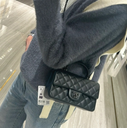 CHANEL《24A新作》シャネル ソーブラック ミニフラップバッグ